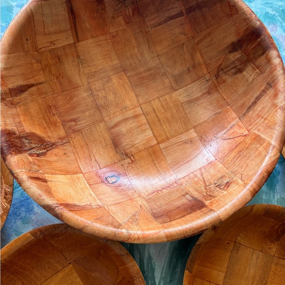 1970’s Weaved Wood 14” Salad Bowl with 4 - 8” bowls - Picture 8 of 11